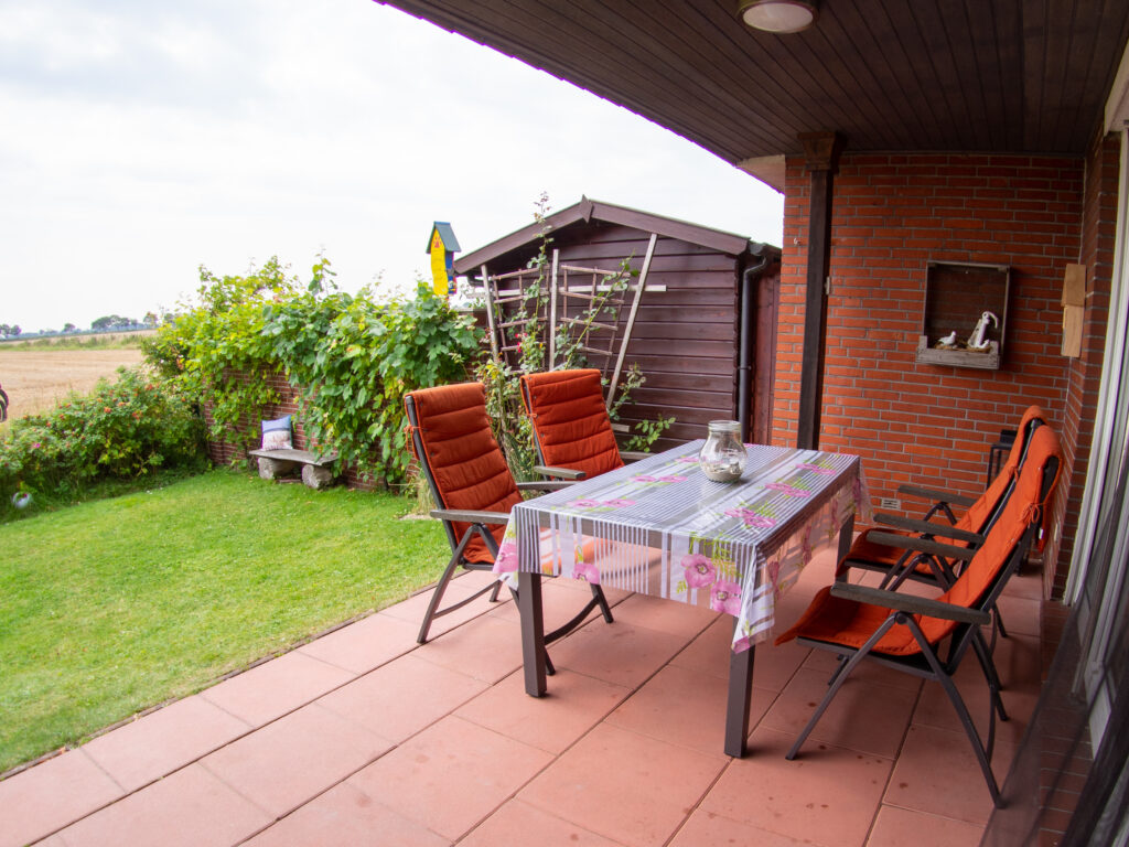 Terrasse und Garten im Ferienhaus Schörmann-Reuter in Schillig