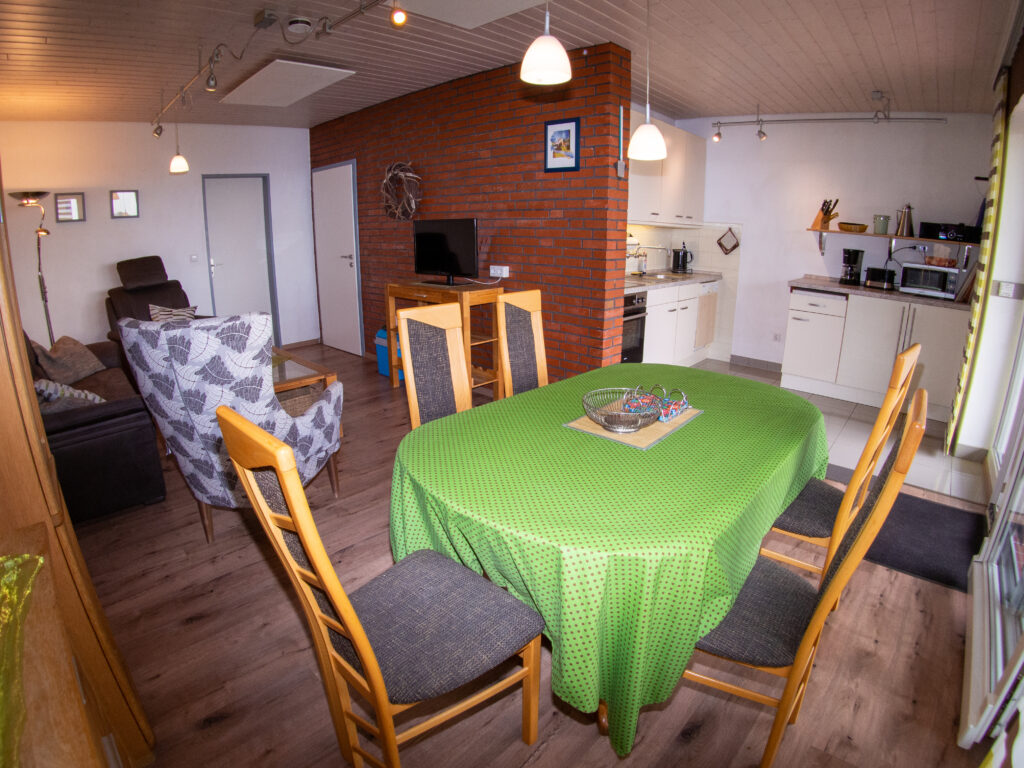 Blick vom Essbereich in Küche und Wohnzimmer